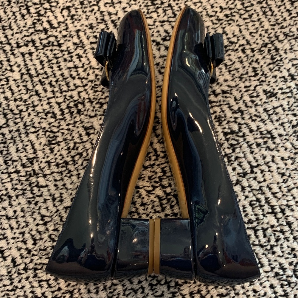 Salvatore Ferragamo Navy Patent Leather Vara Bow Flats with Gold Plaque. Size 7 - Picture 5 of 9